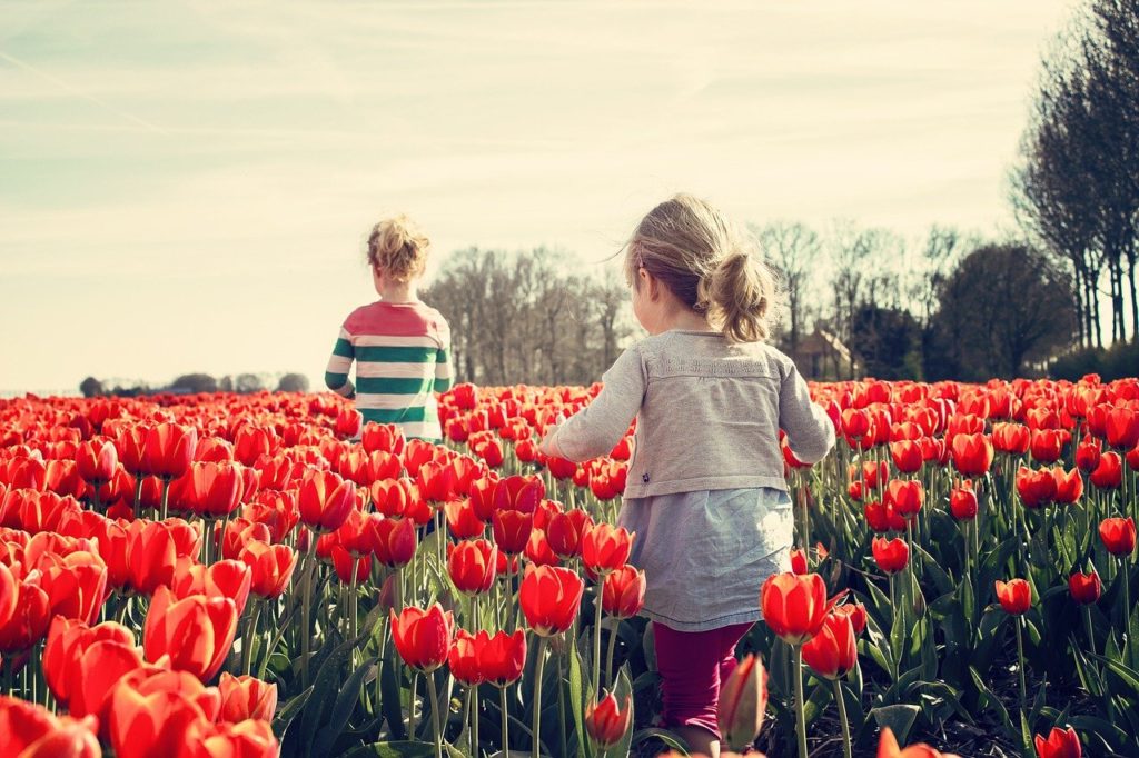 girls, children, tulips-739071.jpg